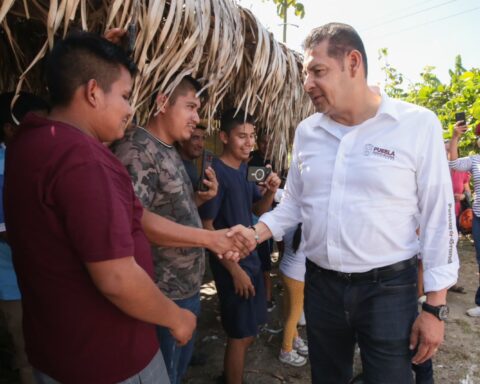 Con módulos de maquinaria se rehabilitan y construyen carreteras en Tenampulco