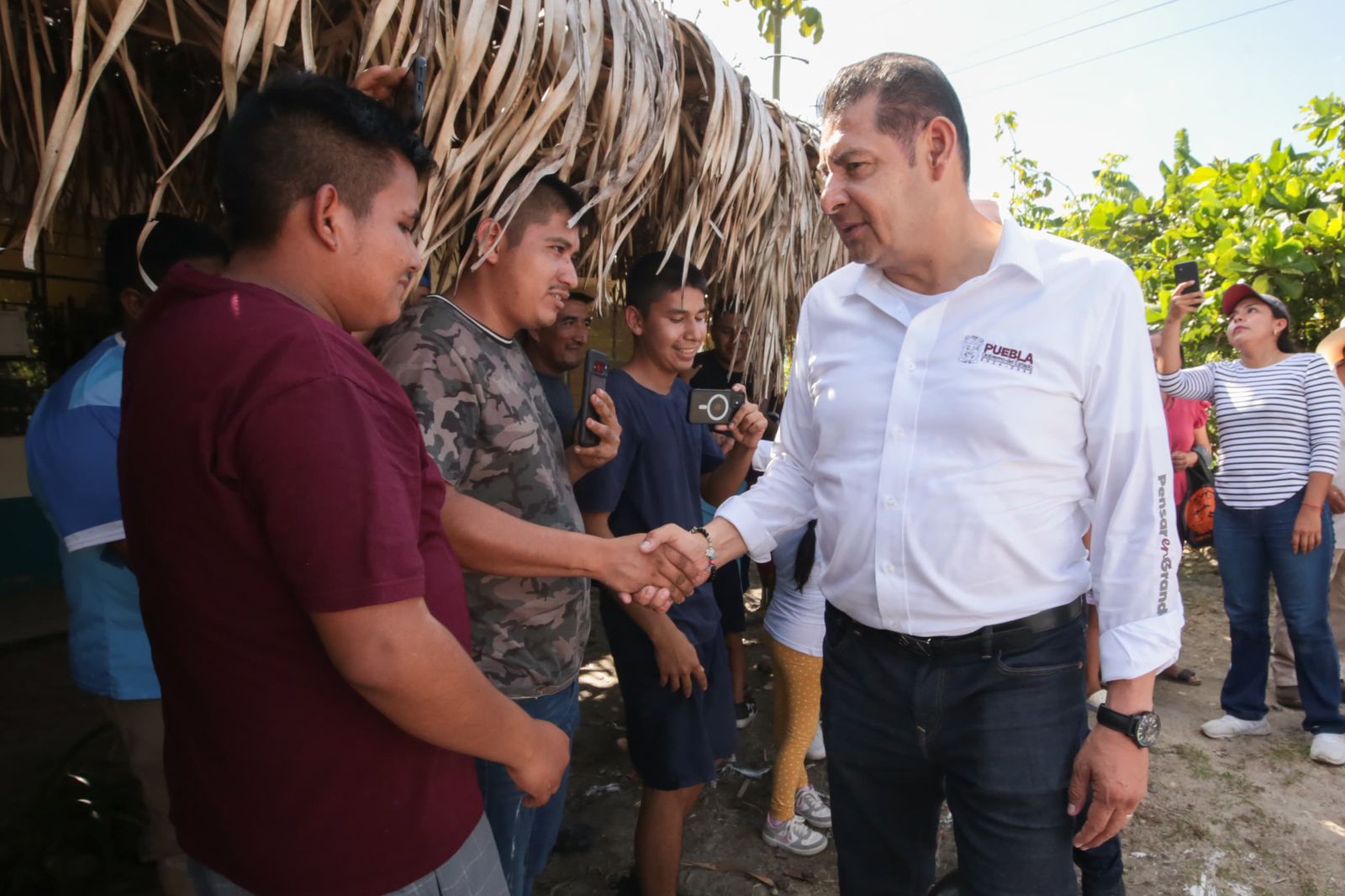 Con módulos de maquinaria se rehabilitan y construyen carreteras en Tenampulco