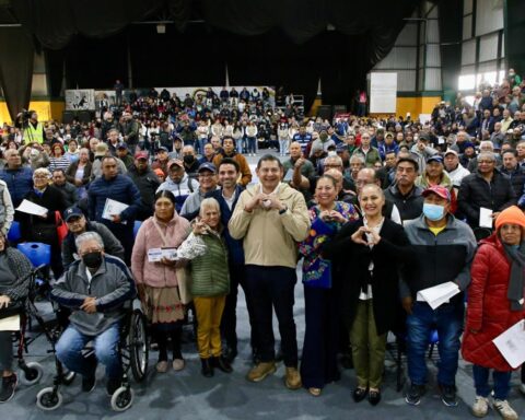 COMO UN ACTO DE AMOR Y COMPROMISO, MUJERES Y ADULTOS MAYORES RECIBEN TARJETAS DE BIENESTAR
