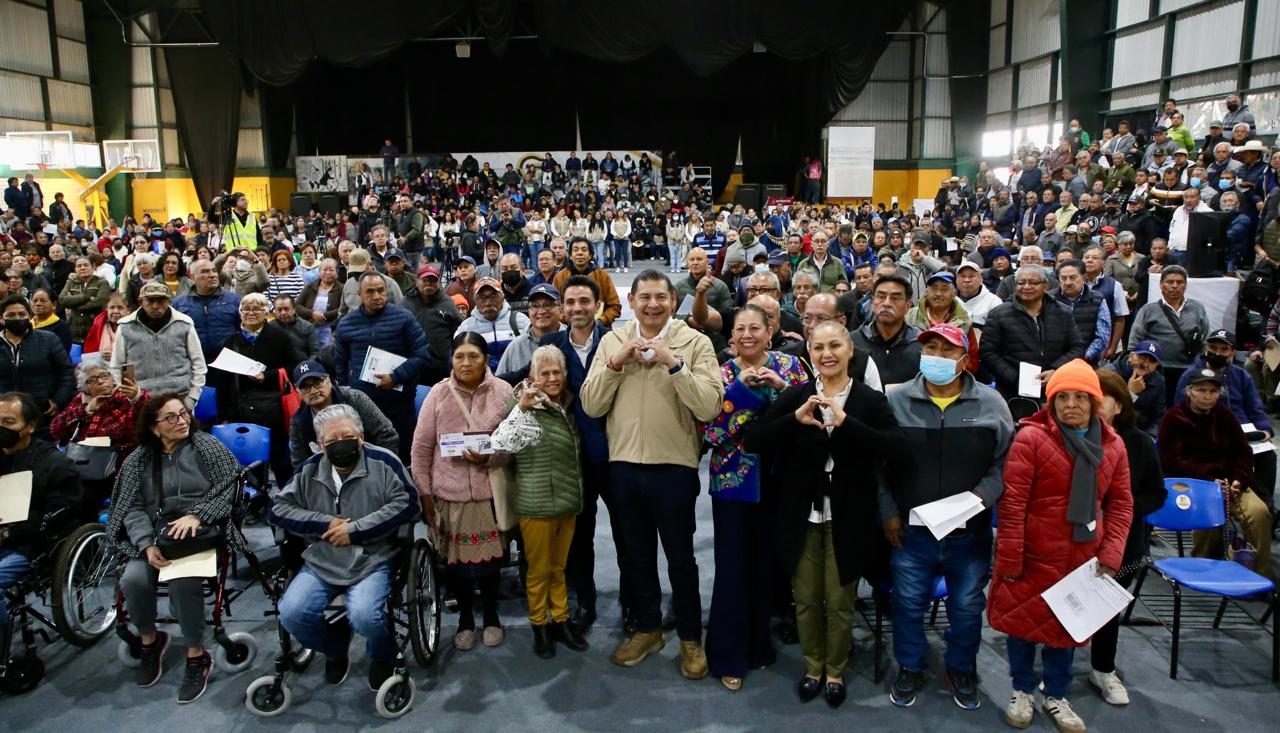 COMO UN ACTO DE AMOR Y COMPROMISO, MUJERES Y ADULTOS MAYORES RECIBEN TARJETAS DE BIENESTAR