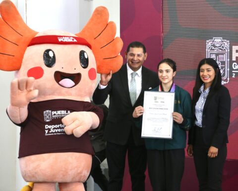 PUEBLA ES REFERENTE NACIONAL EN DEPORTE; RECONOCE GOBERNADOR A MEDALLISTA EN ESCALADA