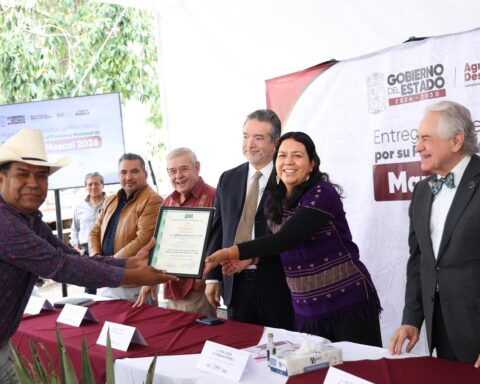Puebla consolida liderazgo nacional en producción de mezcal con 91 medallas