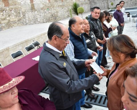 Entrega Gobierno del Estado apoyos a familias afectadas por explosión en Tepeaca