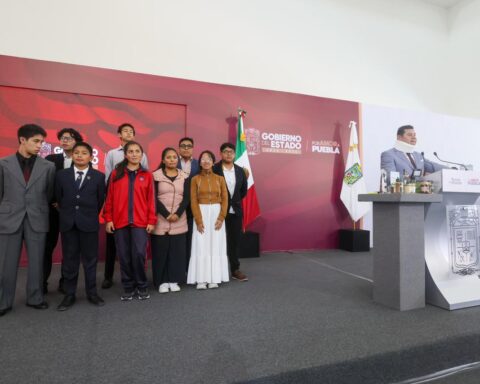 GOBIERNO ESTATAL APOYA A TALENTO POBLANO RUMBO A OLIMPIADA MATEMÁTICA EN SINGAPUR