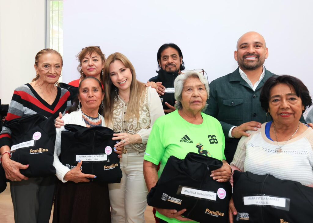 PUEBLA LISTA PARA LAS OLIMPIADAS DE ORO 2026; CECI ARELLANO ENTREGA UNIFORMES A DELEGACIÓN ESTATAL