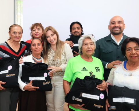 PUEBLA LISTA PARA LAS OLIMPIADAS DE ORO 2026; CECI ARELLANO ENTREGA UNIFORMES A DELEGACIÓN ESTATAL