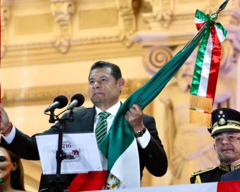 GOBERNADOR ARMENTA MIER HONRA A HEROÍNAS Y MADRES BUSCADORAS EN EL GRITO DE INDEPENDENCIA