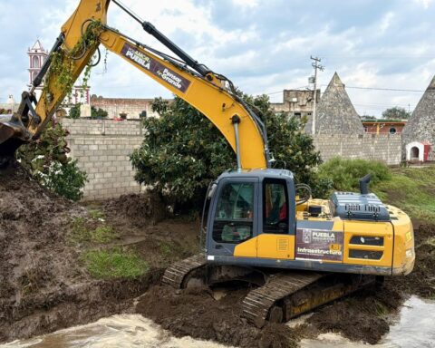 Gobierno estatal despliega maquinaria pesada tras deslaves e inundaciones en Ciudad Serdán