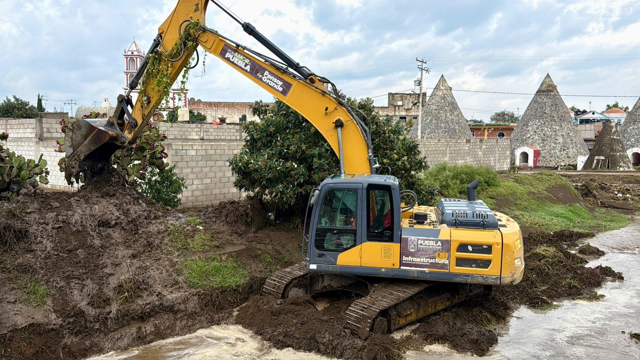 Gobierno estatal despliega maquinaria pesada tras deslaves e inundaciones en Ciudad Serdán